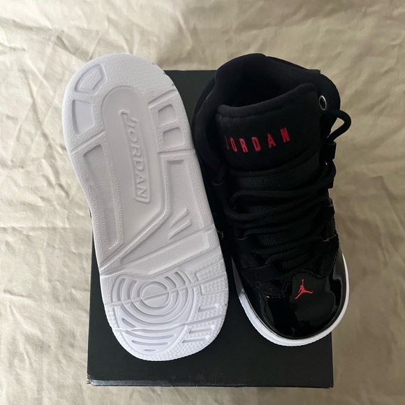 Toddler sneaker, Jordan Max Aura size 8C - Picture 2 of 5